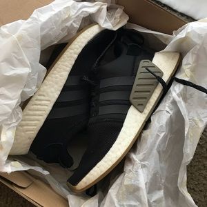 Adidas NMD R2 MENS 6 women’s 7